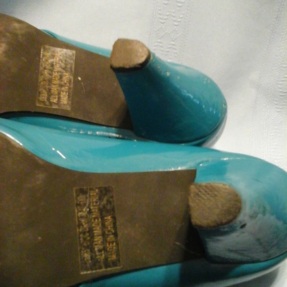 Heavenly Comfort Vintage Teal Woman's Pumps - Picture 3 of 5